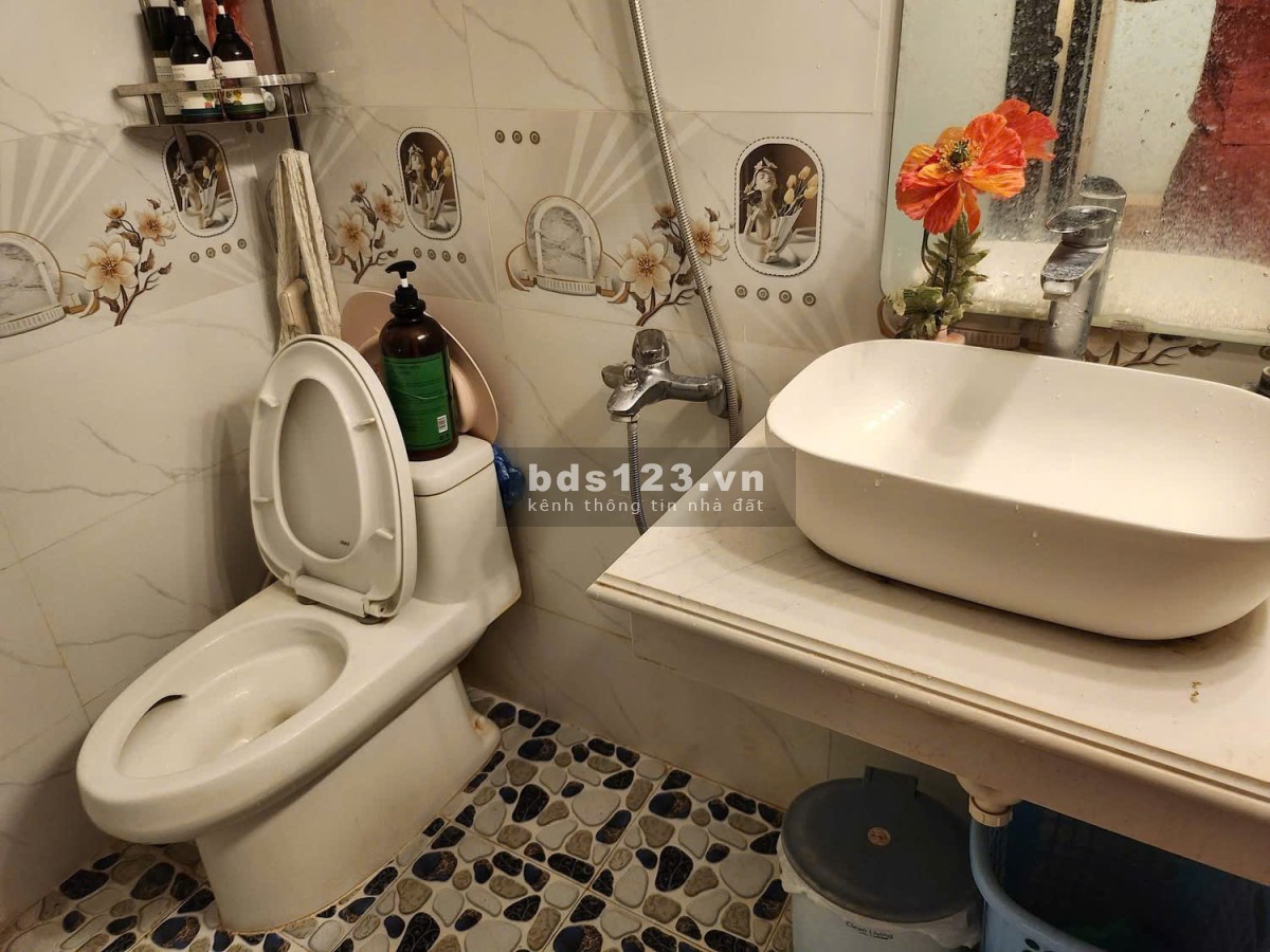 Cho thuê nhà mặt phố Văn Cao, đường to