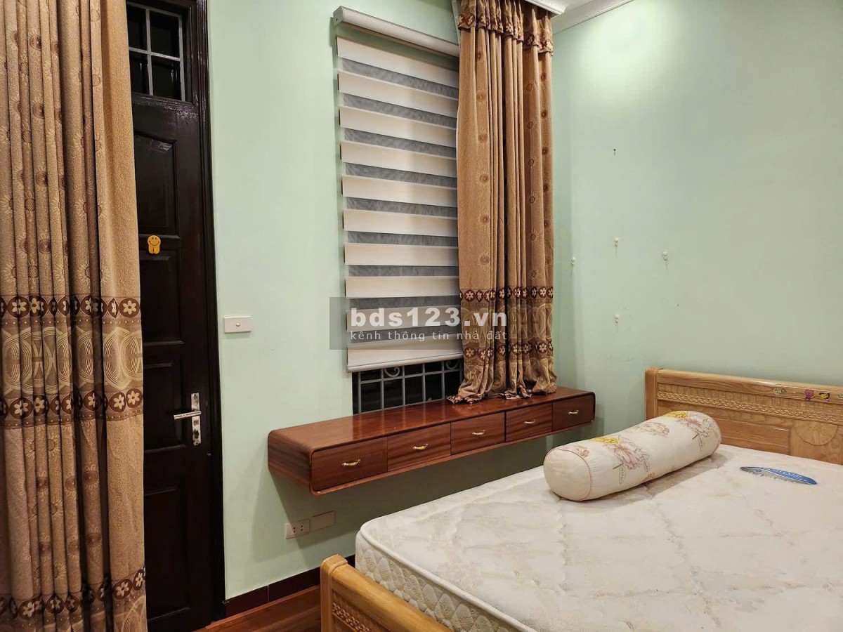 Cho thuê nhà mặt phố Văn Cao, đường to