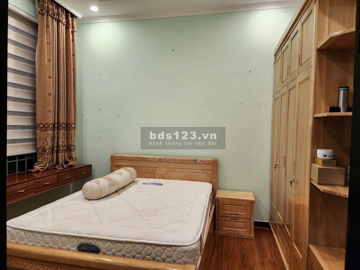 Cho thuê nhà mặt phố Văn Cao, đường to