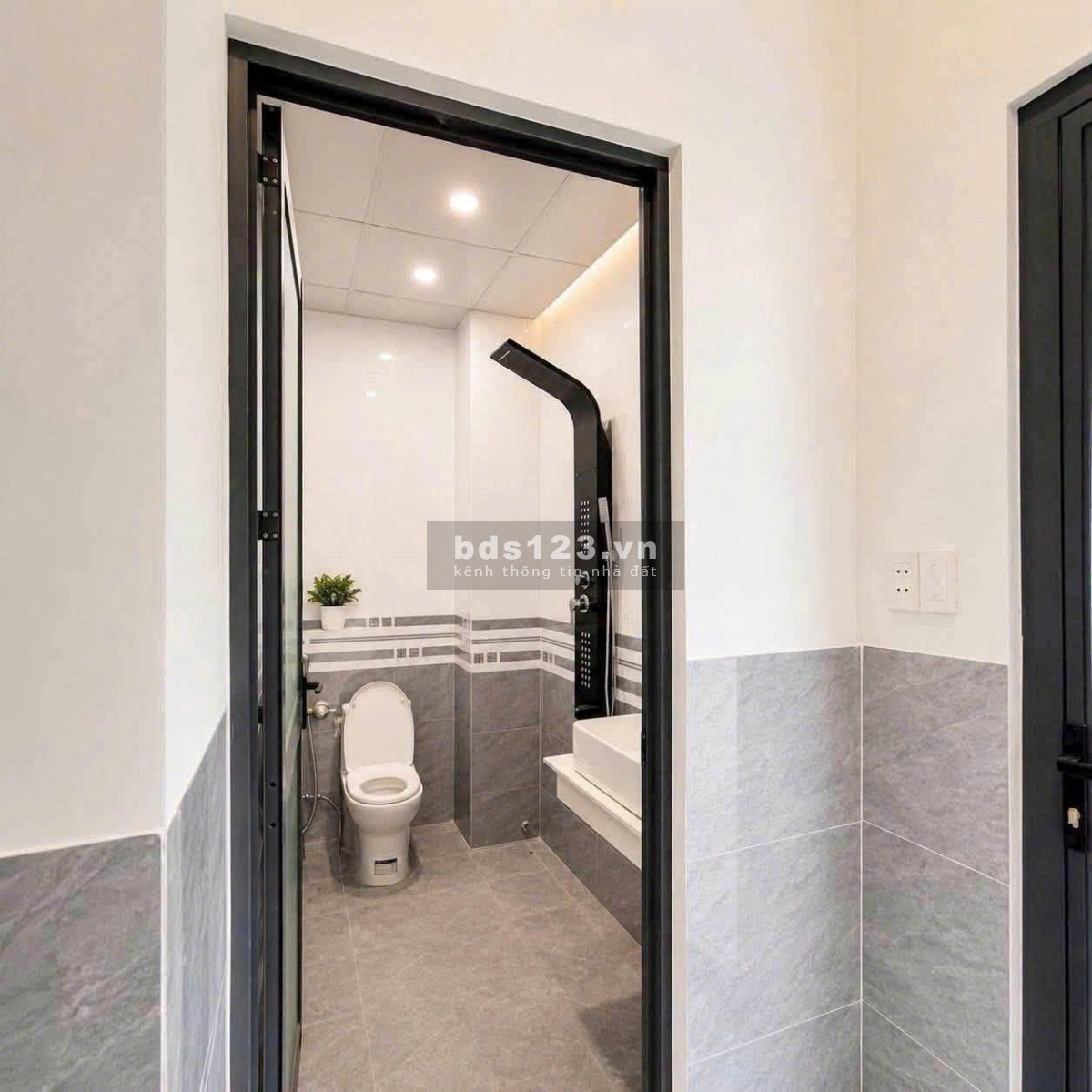 Nhà lầu mới gần Cổng 11 88m2 sổ riêng, full thổ cư