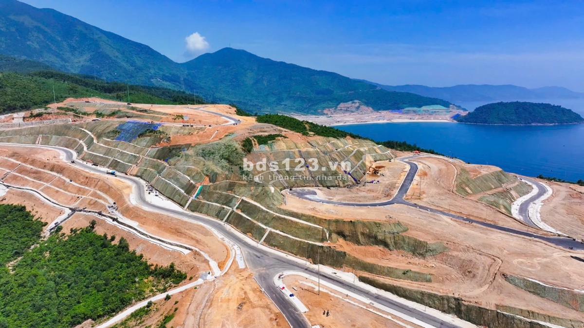 VỊNH MÂY – GÓC NHÌN TỪ SƯỜN ĐỒI HẢI VÂN BAY