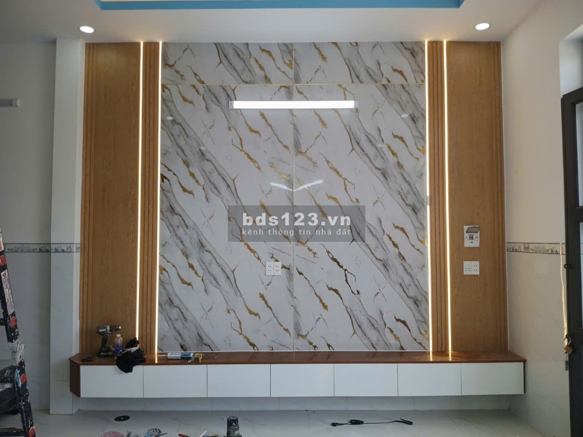 CHỈ: 2 tỷ 070 có nhà 1 trệt 1 lầu 83m2, sổ hồng riêng hoàn công cầm tay tại mỹ hạnh nam
