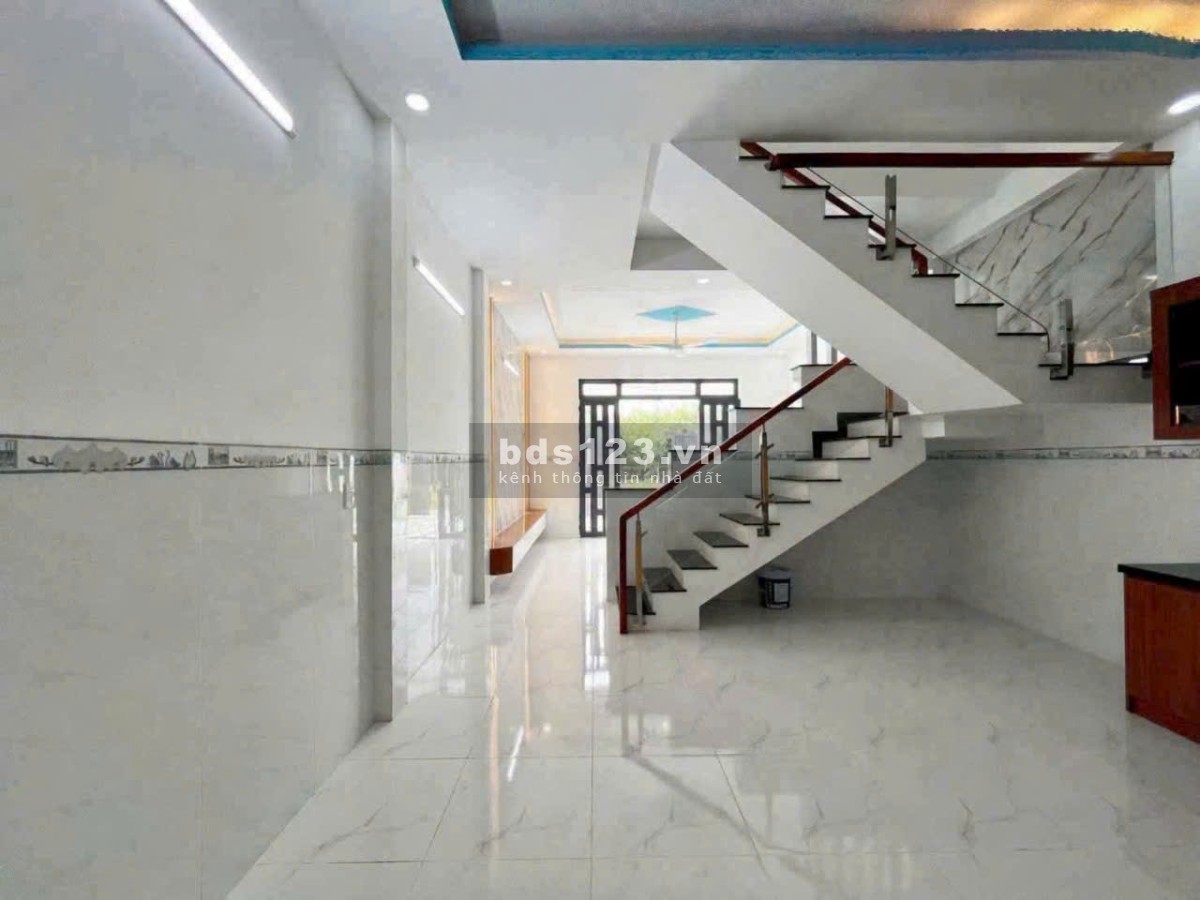 CHỈ: 2 tỷ 070 có nhà 1 trệt 1 lầu 83m2, sổ hồng riêng hoàn công cầm tay tại mỹ hạnh nam