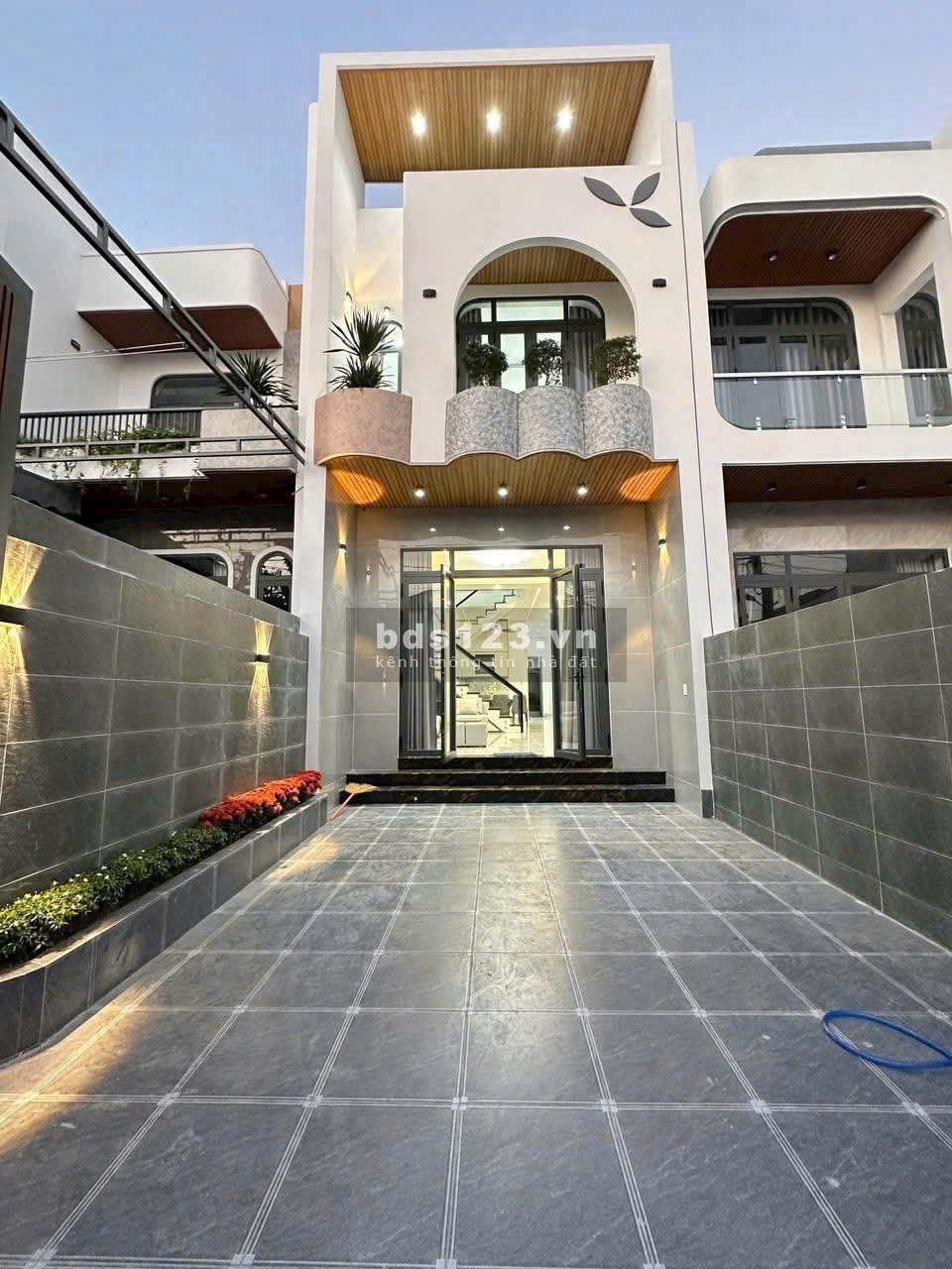 NHÀ LẦU MẶT TIỀN SỔ RIÊNG VỪA Ở VỪA KINH DOANH