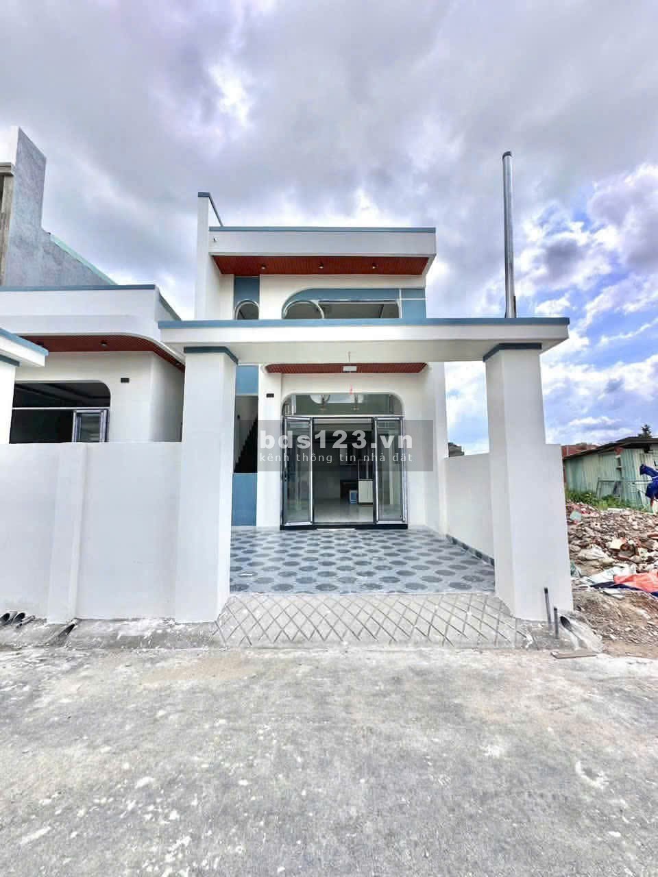 EM MỚI CÓ THÊM 3 CĂN NHÀ GÁC LỬNG TẠI LONG CHIẾN, GẦN CHỢ…