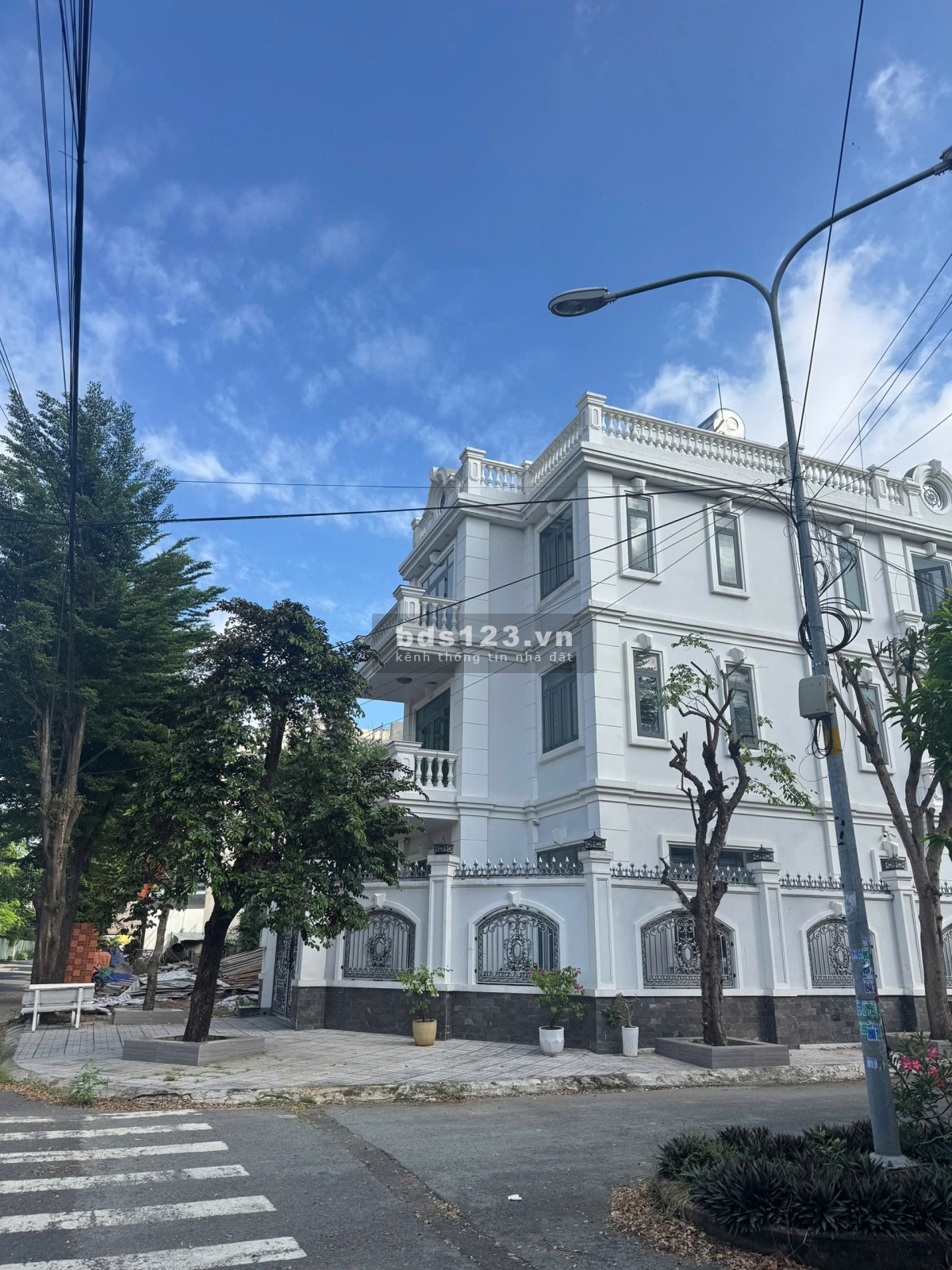 Bán nhà đường Bưng Ông Thoàn, Phú Hữu, Quận 9, nhà góc 2 mặt tiền đường lớn siêu đẹp