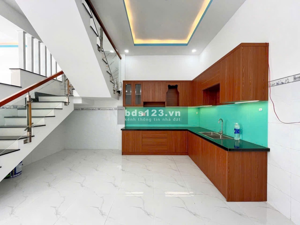 Nhà mới xây 1 trệt 1 lầu Mỹ Hạnh Nam, 83m2 - Có sân xe hơi, sổ hồng riêng - Giá 2tỷ070