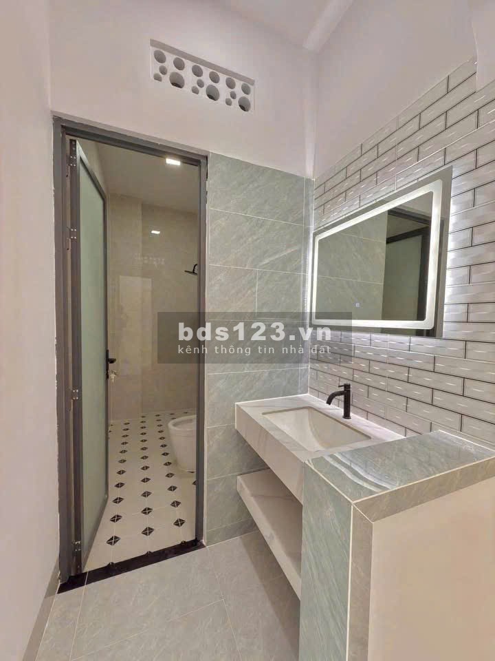 Bán nhà ngay ngã tư Bến Cát, gần sát chợ Tân Bình