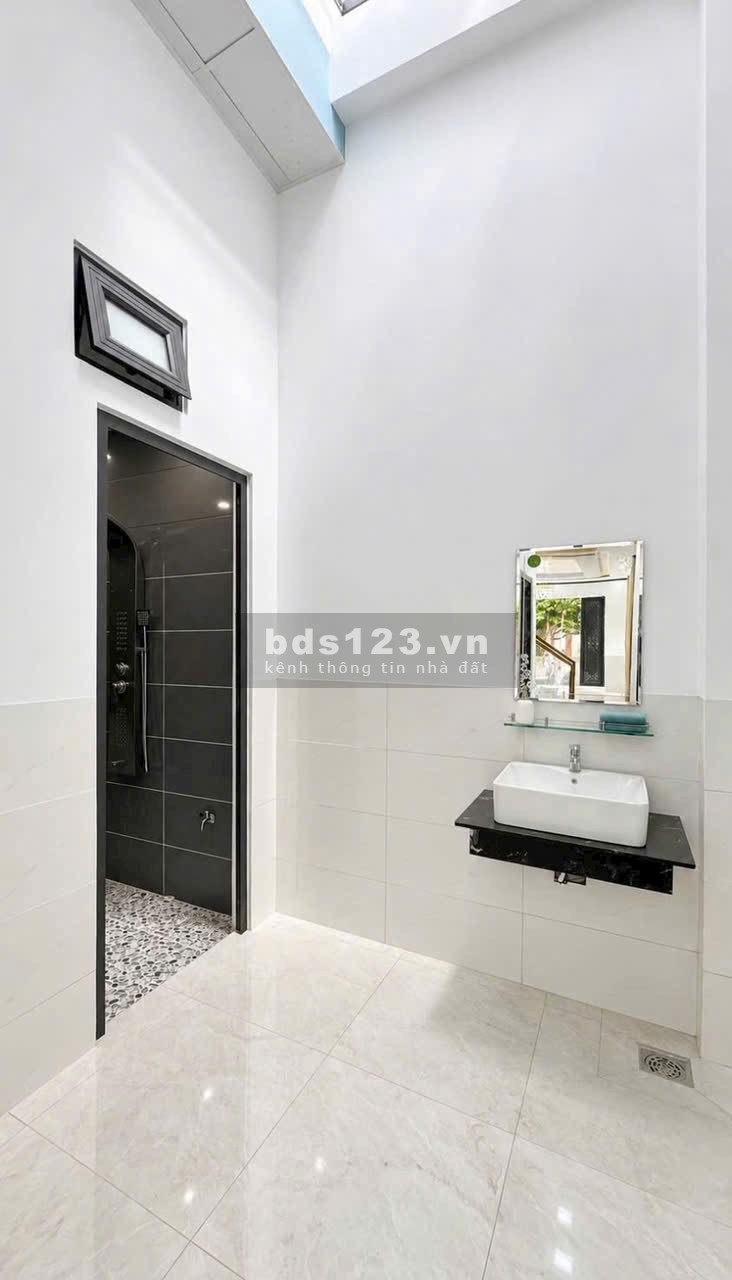 Nhà lầu mới 100m2 4 phòng ngủ, 2wc ngay chợ Thạnh Phú