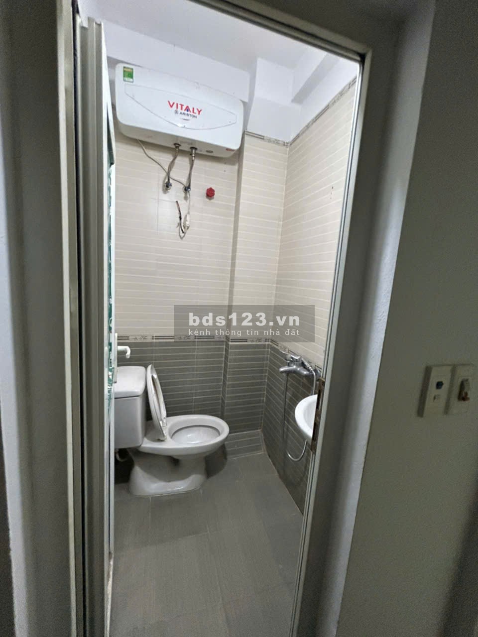 Cho thuê phòng tầng 2 nhà số 10 ngõ 48/426 Đường Láng